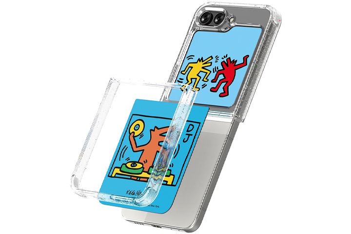 화이트 배경에 갤럭시   Z 플립5 키스해링 플립수트 카드 (1매)가 장착된 플립5가 오른쪽 15도 방향으로 놓여져 있습니다.