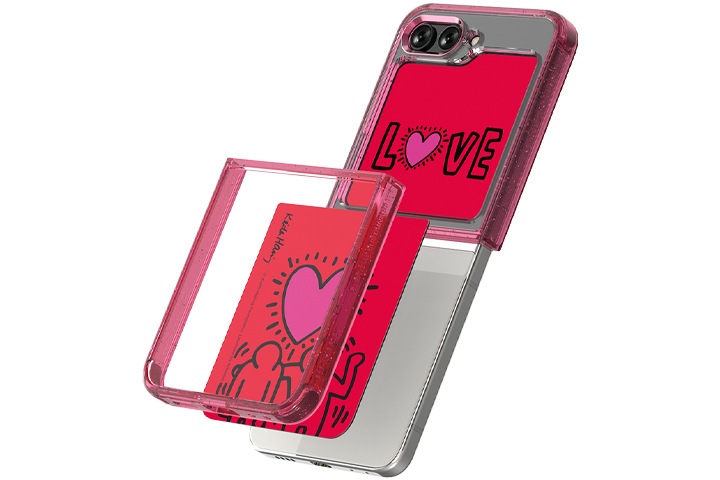 화이트 배경에 갤럭시   Z 플립5 키스해링 수트 케이스 with 플립수트 카드가 장착된 플립5가 오른쪽 15도 방향으로 놓여져 있습니다.