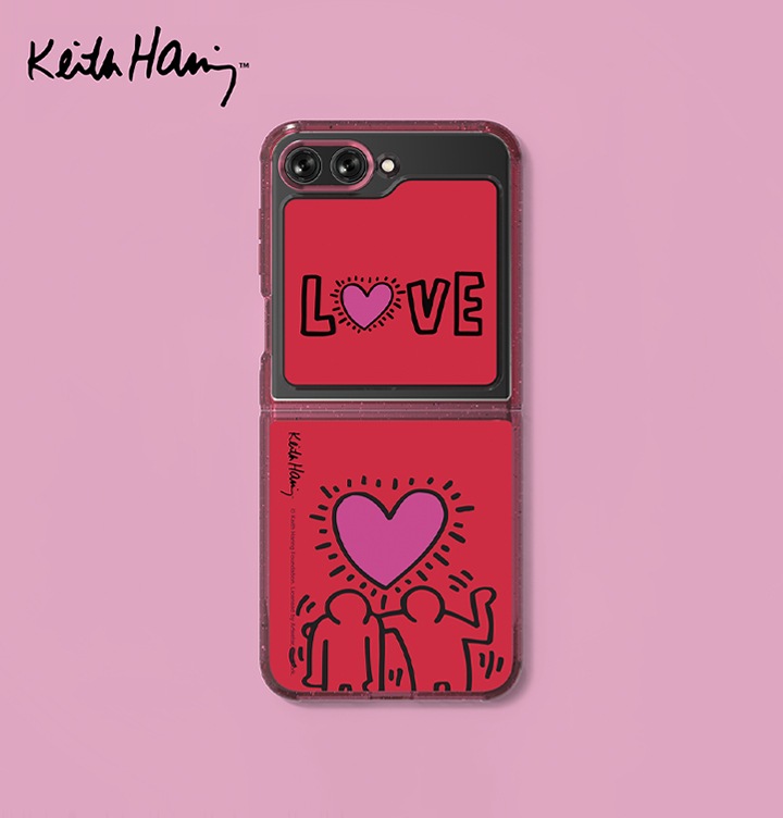 핑크색 배경에 왼쪽 상단에 키스해링 로고가 보여집니다. 갤럭시 Z 플립5에 케이스와 키스해링 플립수트 카드(레드)가 장착되어 있는 이미지가 보여집니다.