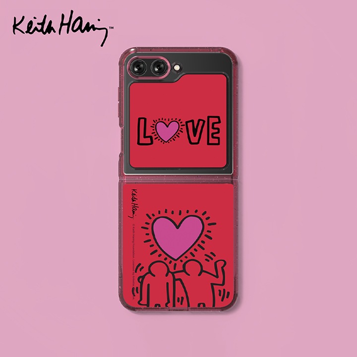 핑크색 배경에 왼쪽 상단에 키스해링 로고가 보여집니다. 갤럭시 Z 플립5에 케이스와 키스해링 플립수트 카드(레드)가 장착되어 있는 이미지가 보여집니다.