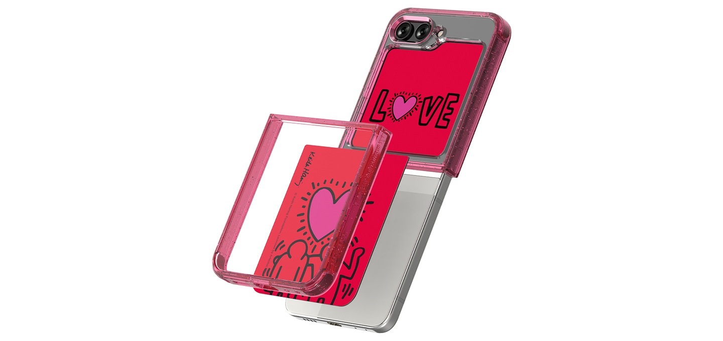 화이트 배경에 갤럭시   Z 플립5 키스해링 수트 케이스 with 플립수트 카드가 장착된 플립5가 오른쪽 15도 방향으로 놓여져 있습니다.