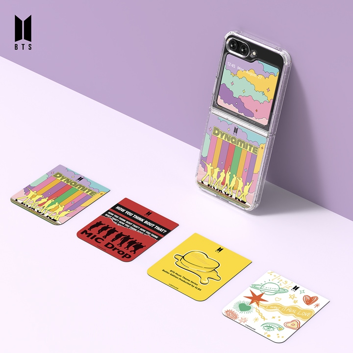 왼쪽 상단에 BTS로고가 보여지며 퍼플 반반 배경에 갤럭시 Z 플립5 BTS 플립수트 패키지 (수트 케이스+플립수트 카드 4매)가 장착된 플립5가 놓여져 있습니다.