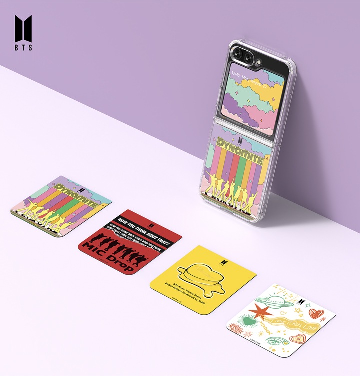 왼쪽 상단에 BTS로고가 보여지며 퍼플 반반 배경에 갤럭시 Z 플립5 BTS 플립수트 패키지 (수트 케이스+플립수트 카드 4매)가 장착된 플립5가 놓여져 있습니다.