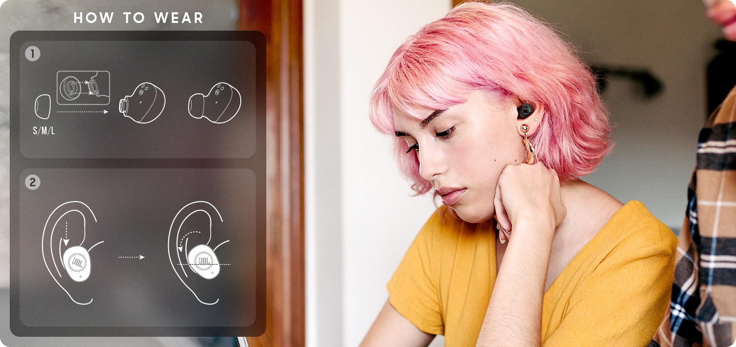 도서관에서 제품을 착용한 여성 좌측으로 이어폰 착용 설명이 되어있습니다.