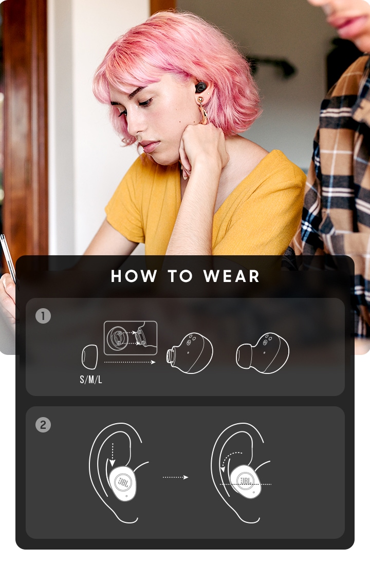 도서관에서 제품을 착용한 여성 좌측으로 이어폰 착용 설명이 되어있습니다.
