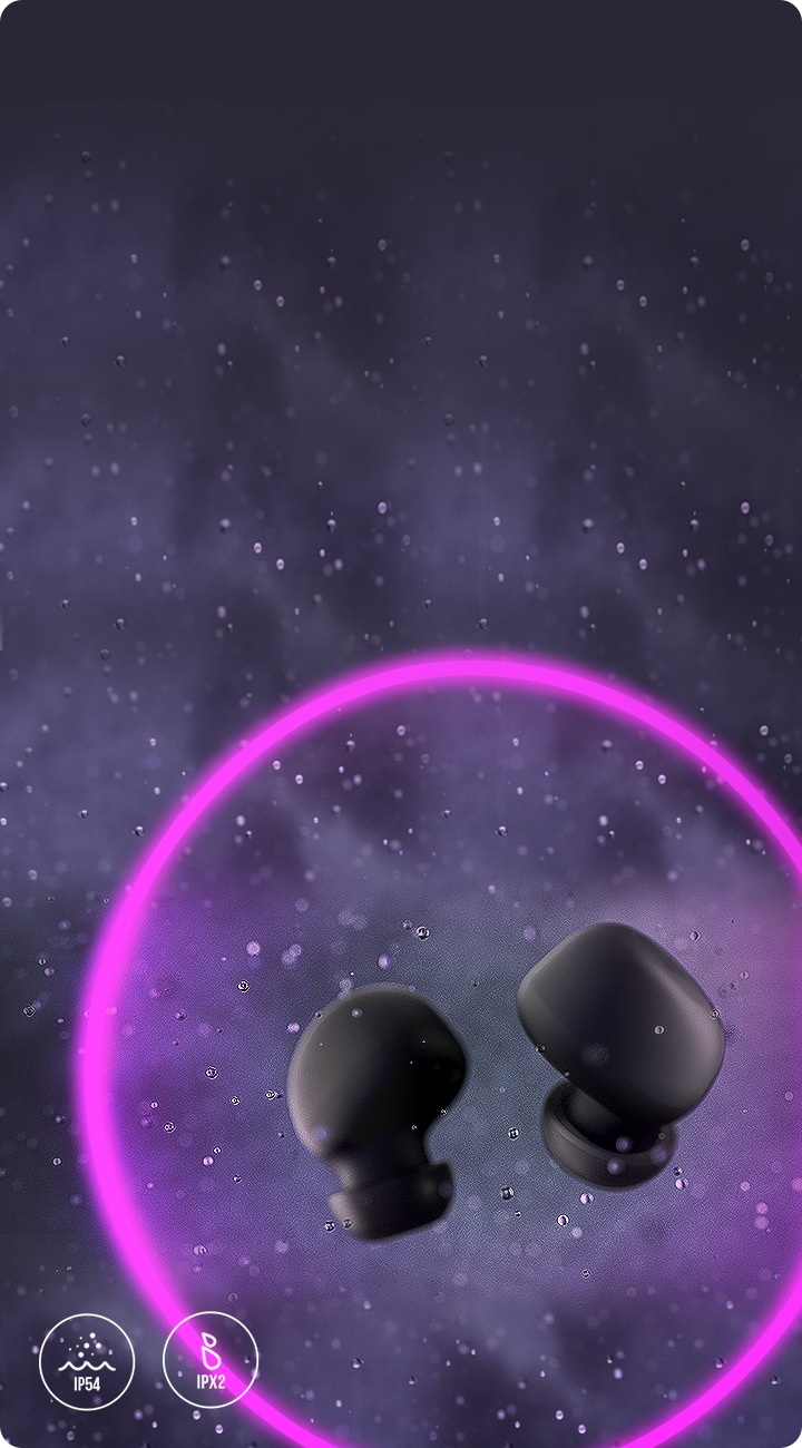 이어폰 위로 물방울이 떨어지고 있습니다 .