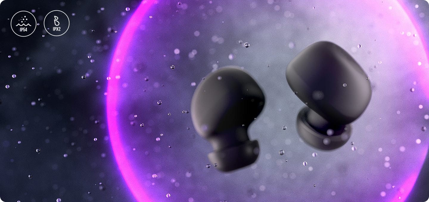 이어폰 위로 물방울이 떨어지고 있습니다 .