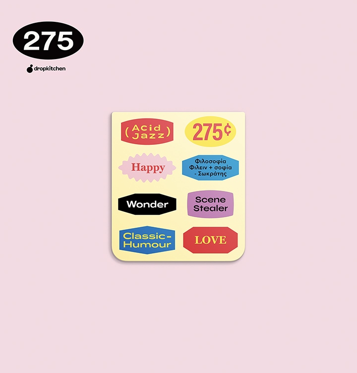 분홍색 배경에 왼쪽 상단에 275 로고가 보여집니다. 갤럭시 Z 플립5 275C 플립수트 카드 이미지가 정면에서 보여집니다.