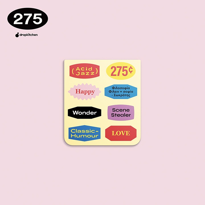 분홍색 배경에 왼쪽 상단에 275 로고가 보여집니다. 갤럭시 Z 플립5 275C 플립수트 카드 이미지가 정면에서 보여집니다.