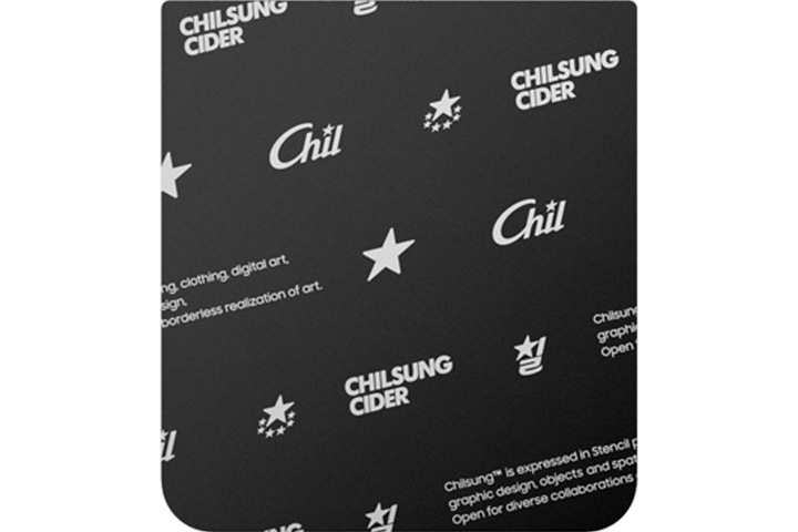 갤럭시 Z 플립5 칠성사이다 수트 케이스 with 플립수트 카드 제품의 플립수트 카드가 보여집니다.