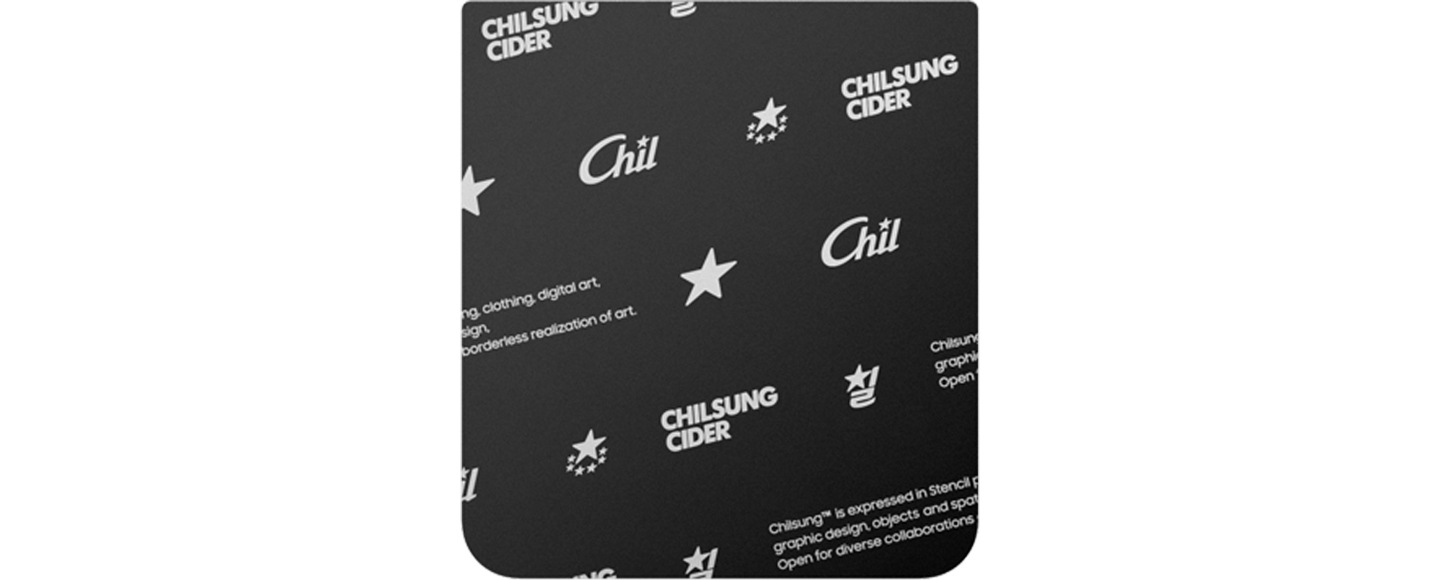 갤럭시 Z 플립5 칠성사이다 수트 케이스 with 플립수트 카드 제품의 플립수트 카드가 보여집니다.