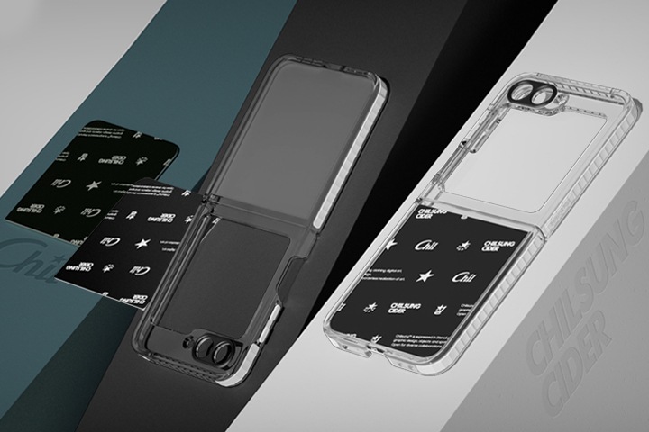 왼쪽 보라색 케이스 위에 갤럭시 Z 플립5 칠성사이다 수트 케이스 with 플립수트 카드 제품의 플립수트 카드 2개가 보여지며 가운데 검정 케이스에 갤럭시 Z 플립5 칠성사이다 수트 케이스 with 플립수트 카드의 수트케이스가 보여지며 오른쪽 흰색 케이스에는 갤럭시 Z 플립5 칠성사이다 수트 케이스 with 플립수트 카드 제품에서 케이스와 플립수트 카드가 장착되어진 케이스가 보여집니다.