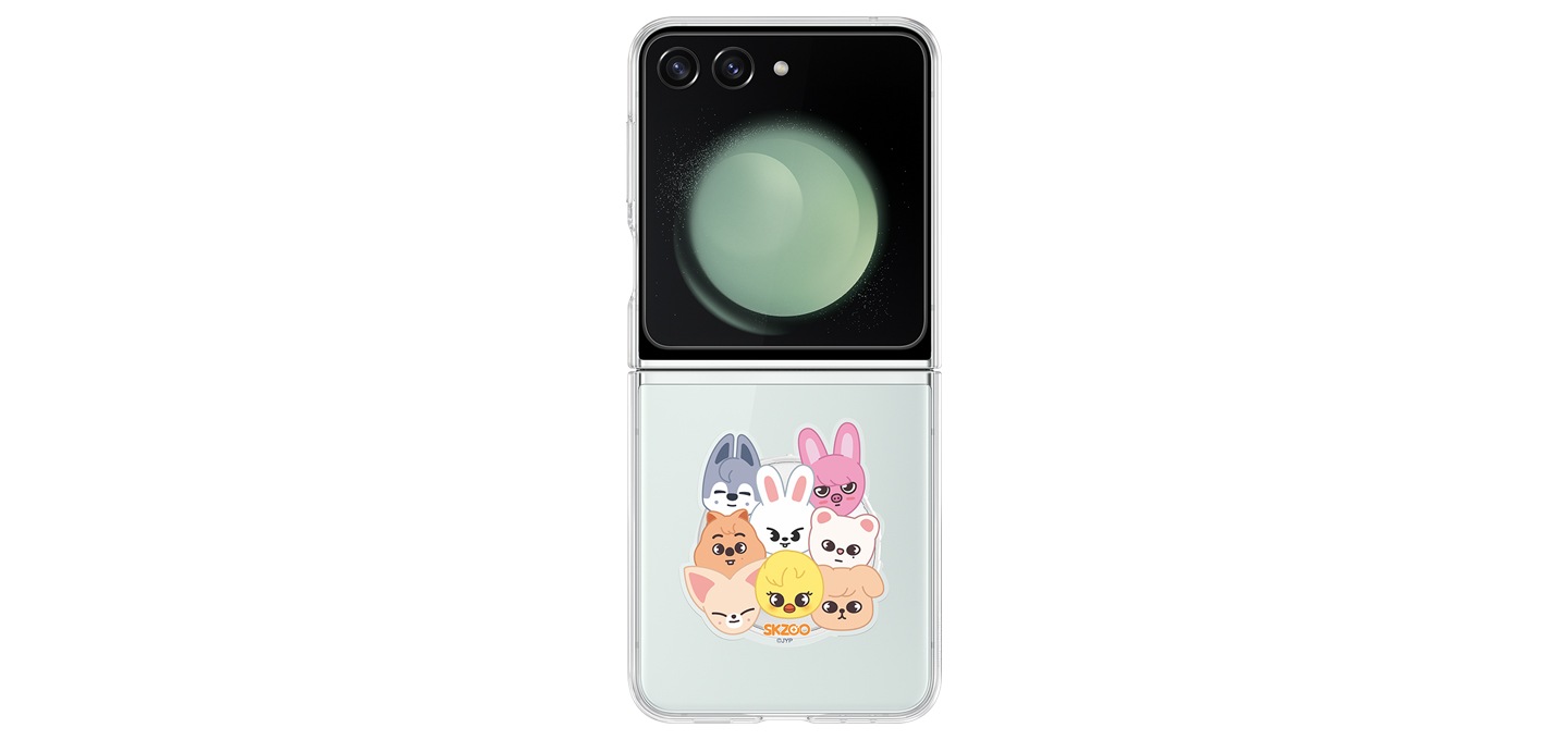 갤럭시 Z 플립5 SKZOO 가젯 그립 (S23 시리즈 호환) 제품을 갤럭시 Z 플립에 장착한 정면이 보여집니다.