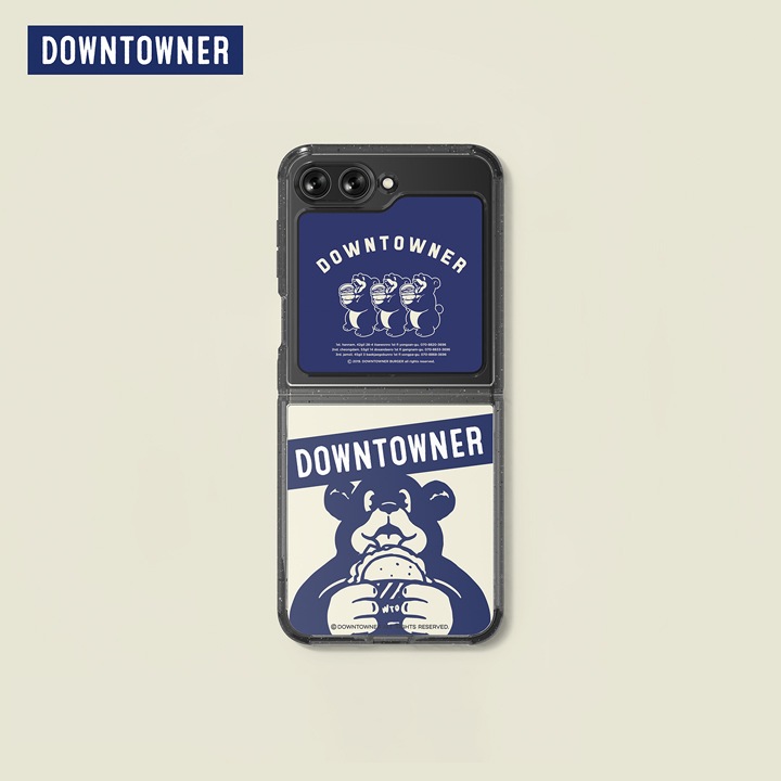 베이지색 배경이 보여지며 왼쪽 상단에 다운타우너 로고가 보여집니다. 갤럭시 Z 플립5 다운타우너 수트 케이스 with 플립수트 카드 제품을 갤럭시 Z 플립에 장착한 이미지가 보여집니다.