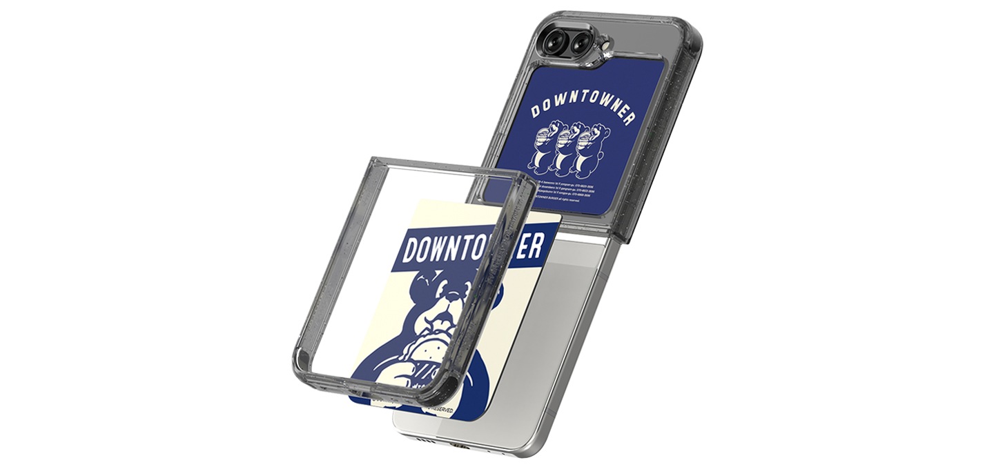 갤럭시 Z 플립5 다운타우너 수트 케이스 with 플립수트 카드 제품을 갤럭시 Z 플립에 장착하는 모습이 보여집니다.