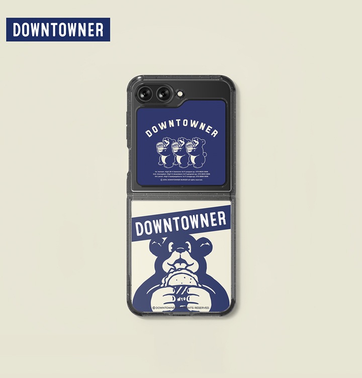 베이지색 배경이 보여지며 왼쪽 상단에 다운타우너 로고가 보여집니다. 갤럭시 Z 플립5 다운타우너 수트 케이스 with 플립수트 카드 제품을 갤럭시 Z 플립에 장착한 이미지가 보여집니다.