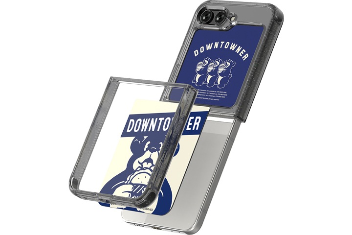 갤럭시 Z 플립5 다운타우너 수트 케이스 with 플립수트 카드 제품을 갤럭시 Z 플립에 장착하는 모습이 보여집니다.