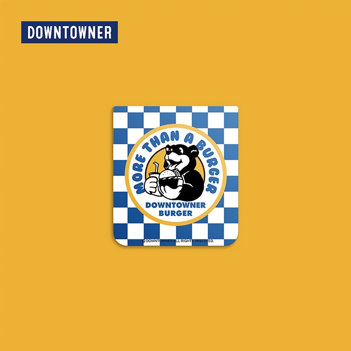 노란색 배경이 보여지며 왼쪽 상단에 다운타우너 로고가 보여집니다. 갤럭시 Z 플립5 다운타우너 플립수트 카드 (1매) 제품 정면 이미지가 보여집니다.