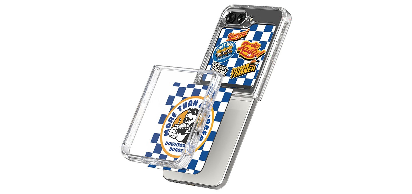 갤럭시 Z 플립5 다운타우너 플립수트 카드 (1매) 제품을 갤럭시 Z 플립에 장착하는 모습이 보여집니다.