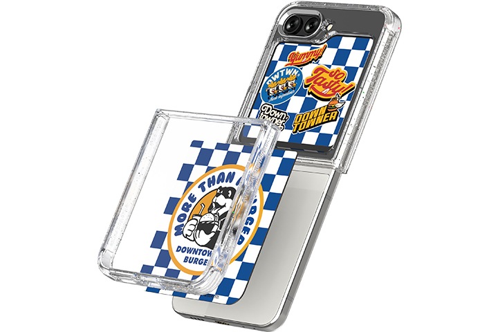 갤럭시 Z 플립5 다운타우너 플립수트 카드 (1매) 제품을 갤럭시 Z 플립에 장착하는 모습이 보여집니다.