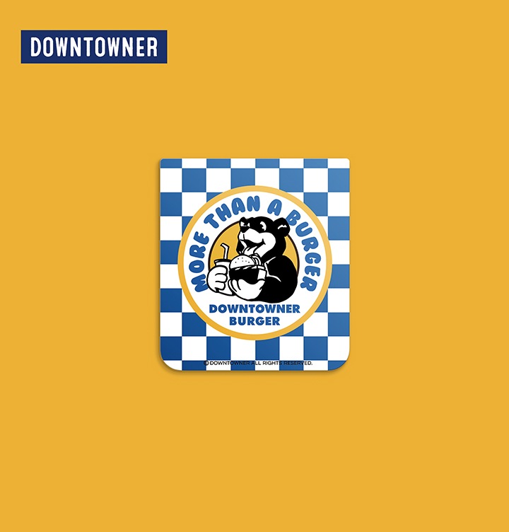 노란색 배경이 보여지며 왼쪽 상단에 다운타우너 로고가 보여집니다. 갤럭시 Z 플립5 다운타우너 플립수트 카드 (1매) 제품 정면 이미지가 보여집니다.