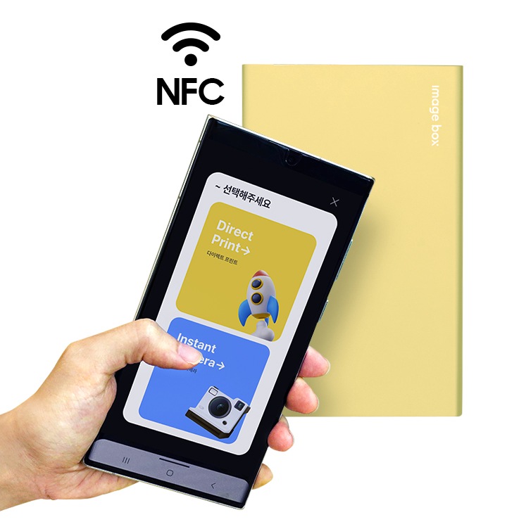 모바일 포토 프린터 블루 제품에 모바일 NFC 태그를 통해 간편하게 출력할 수 있는 것을 보여주는 이미지