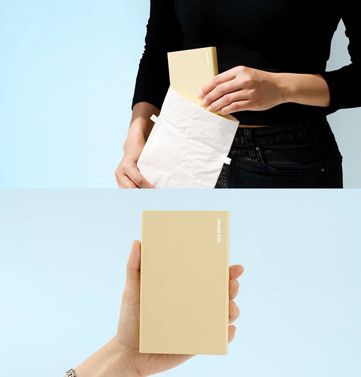 모바일 포토 프린터를 한손에 들고있는 이미지와 가방에서 꺼내는 이미지