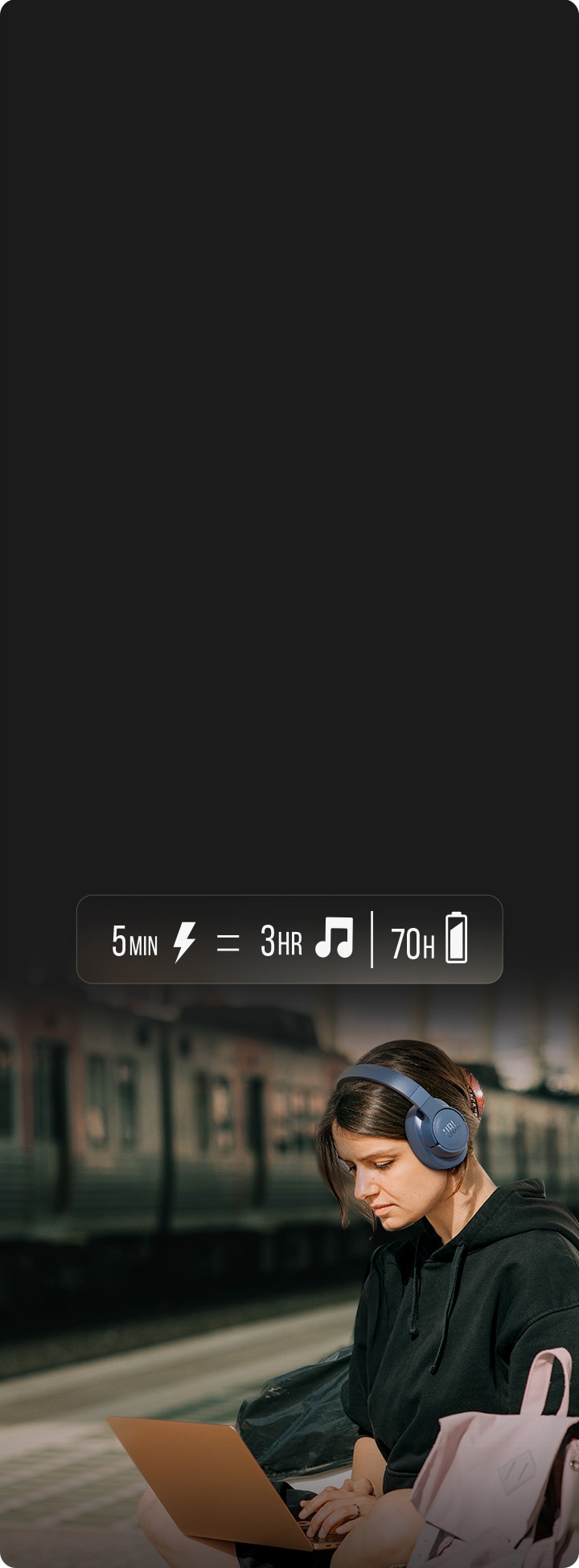 제품을 착용한 여성이 승강장에서 노트북을 사용하고 있습니다.