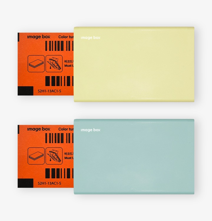 동봉된 클리닝 시트를 가로로 누워 위에서 아래로 나열되어 있는 모바일 포토 프린터 (옐로우), 모바일 포토 프린터 (블루) 제품에 넣는 이미지입니다.