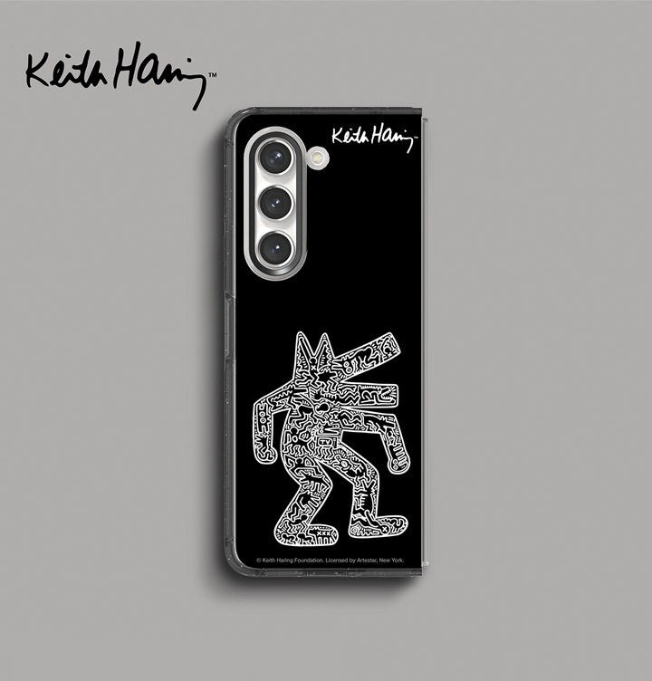 회색 배경이 보여지며 왼쪽 상단에 키스해링 로고가 보여집니다. 갤럭시 Z 폴드5 키스해링 케이스 제품을 갤럭시 Z 폴드에 장착한 이미지가 보여집니다.