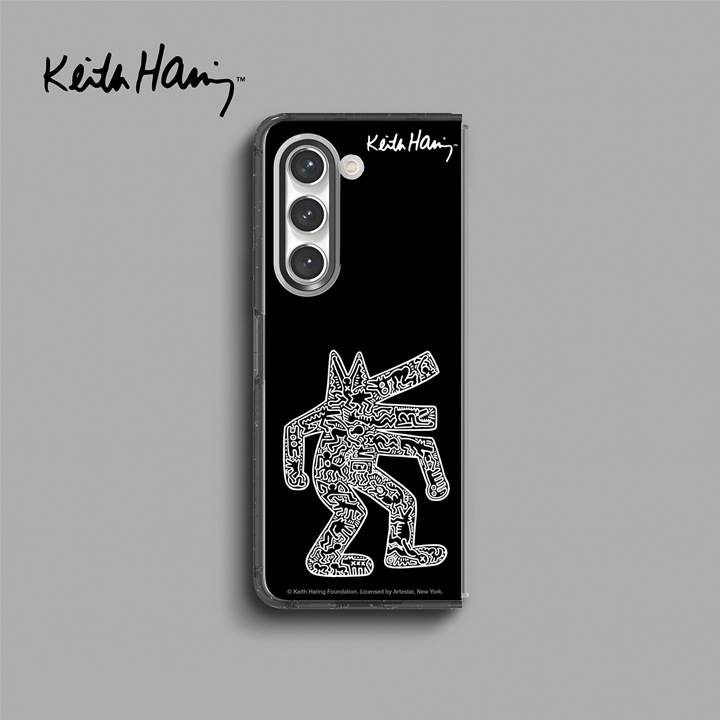 회색 배경이 보여지며 왼쪽 상단에 키스해링 로고가 보여집니다. 갤럭시 Z 폴드5 키스해링 케이스 제품을 갤럭시 Z 폴드에 장착한 이미지가 보여집니다.