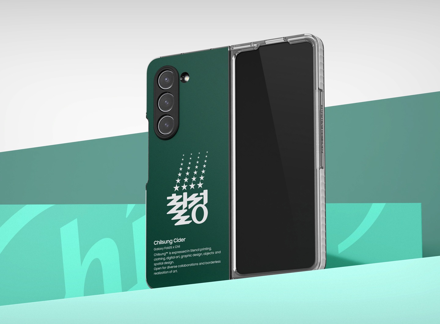 초록색의 배경화면이 보여지며 갤럭시 Z 폴드5 칠성사이다 케이스 제품을 갤럭시 Z 폴드에 장착 후 세워놓은 모습이 보여집니다.