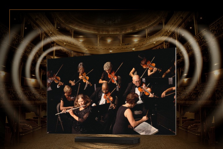 벽에 장착된 MICRO LED TV 화면 속에 클로즈업된 바이올린이 보입니다. TV 주변으로 거대한 파동 물결 그래픽이 묘사되어 있고, 이는 아레나 사운드를 형상화한 장면입니다.