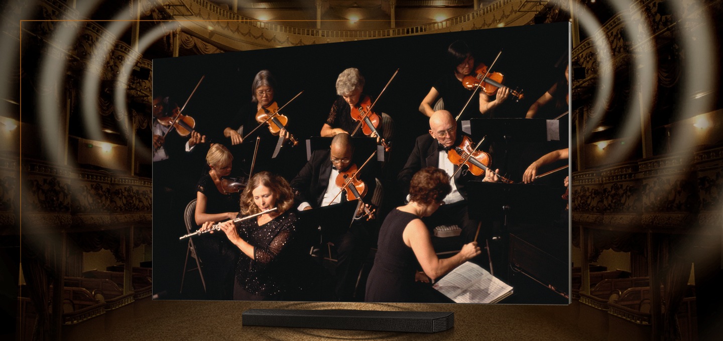 벽에 장착된 MICRO LED TV 화면 속에 클로즈업된 바이올린이 보입니다. TV 주변으로 거대한 파동 물결 그래픽이 묘사되어 있고, 이는 아레나 사운드를 형상화한 장면입니다.