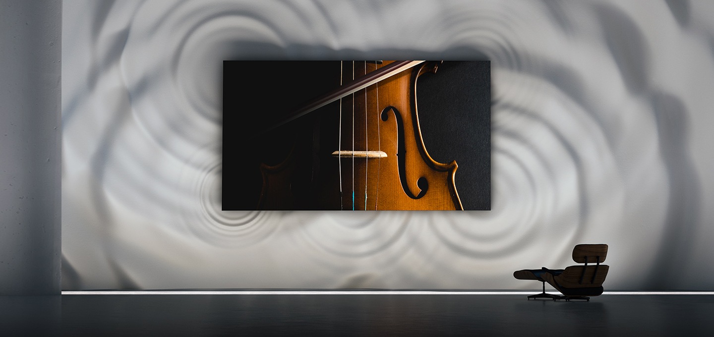 벽에 장착된 MICRO LED TV 화면 속에 클로즈업된 바이올린이 보입니다. TV 주변으로 거대한 파동 물결 그래픽이 묘사되어 있고, 이는 아레나 사운드를 형상화한 장면입니다.
