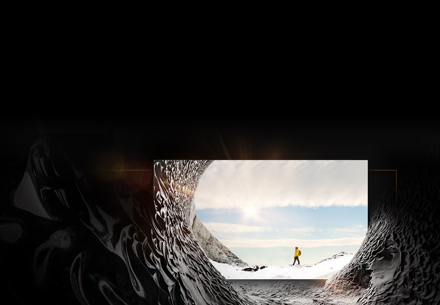 동굴 속에 세워진 MICRO LED 화면에 태양 아래 설산에 서 있는 산악인의 모습이 띄워져 있습니다. 화면 속 동굴 외부 모습과 주변의 동굴 내부 모습이 이질감 없이 연결되어 있고, 동굴 벽면 질감이 디테일하게 표현되어 있습니다.