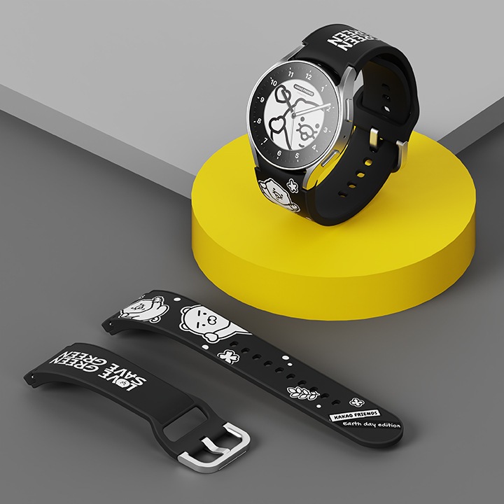 회색 바닥 위에 연한 회색 네모가 보여지며 사이에 노란색 원형이 보여집니다. 노란색 원형 위에는 갤럭시 워치6 시리즈 카카오프렌즈 스트랩을 장착한 갤럭시 워치가 보여집니다. 회색 바닥에는 갤럭시 워치6 시리즈 카카오프렌즈 스트랩이 나열되어 보여집니다.