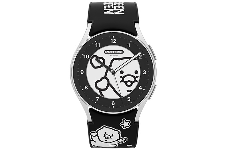 갤럭시 워치6 시리즈 카카오프렌즈 스트랩 제품에 갤럭시 워치를 장착하여 확대한 갤럭시 워치가 보여집니다. 갤럭시 워치 화면에는 갤럭시 워치6 시리즈 카카오프렌즈 스페이스가 보여집니다.