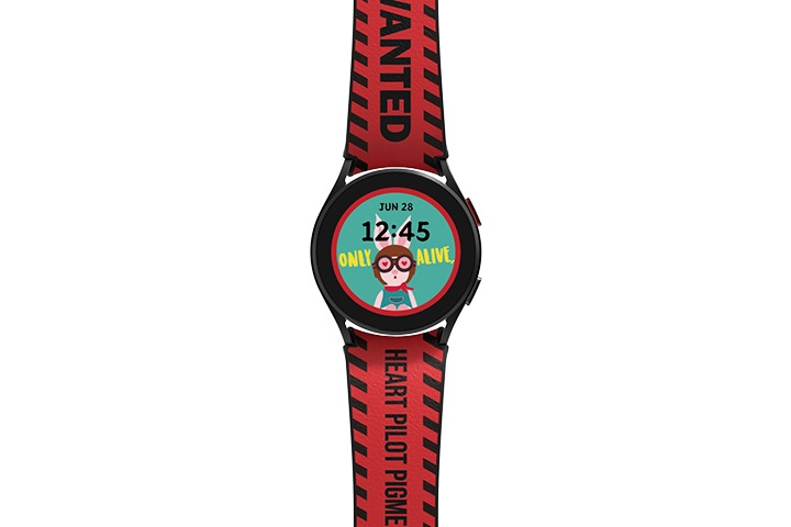 갤럭시 워치6 시리즈 MeME 스트랩 제품에 갤럭시 워치를 장착하여 확대한 갤럭시 워치가 보여집니다. 갤럭시 워치 화면에는 갤럭시 워치6 시리즈 MeME 스페이스가 보여집니다.