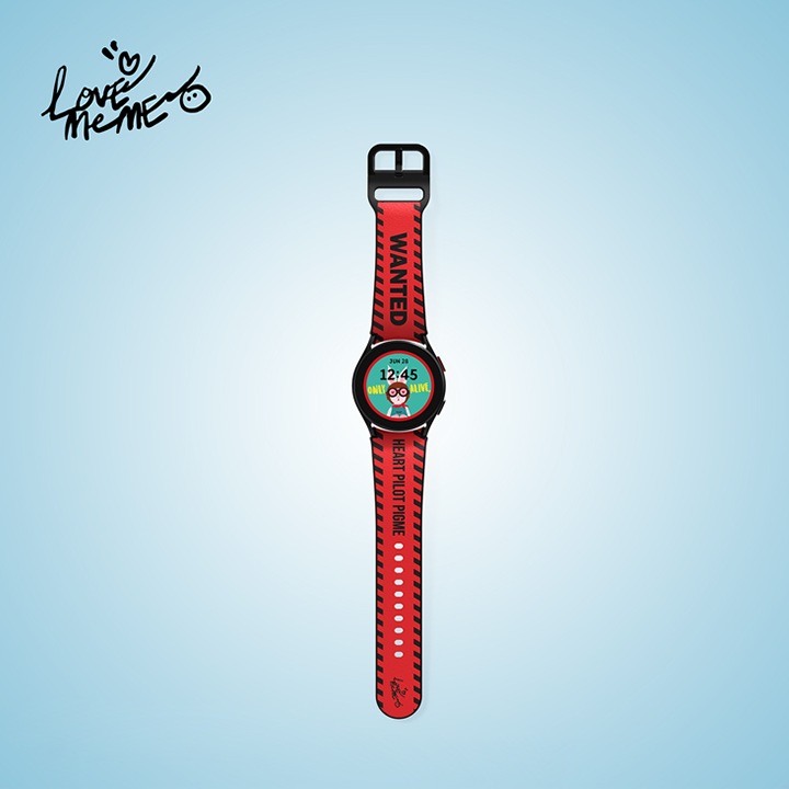 파란색 배경에 왼쪽 상단에 MeME 로고가 보여집니다. 갤럭시 워치6 시리즈 MeME 스트랩을 장착한 갤럭시 워치가 펼져져 있는 이미지가 보여집니다.