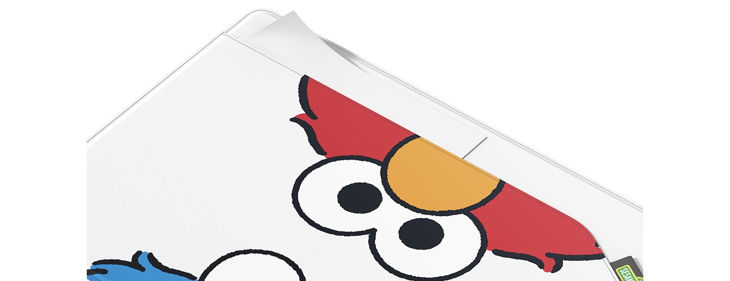 갤럭시 탭 세서미 스트리트 엔벨롭 커버 제품에 앞면에 종이가 수납된 이미지로 보여집니다.