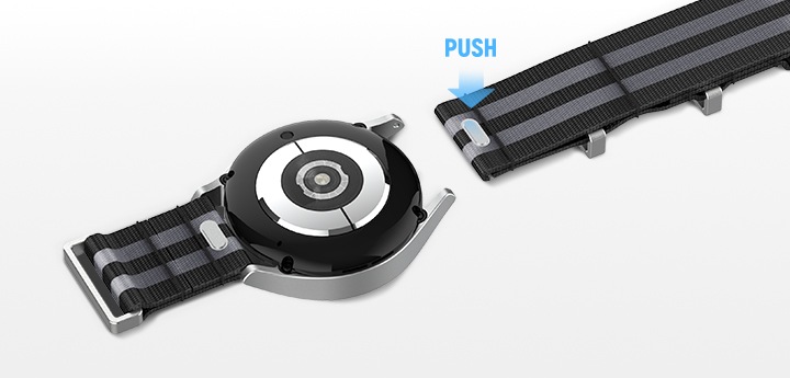 갤럭시 워치6 나토 스트랩을 장착한 갤럭시 워치의 뒷면이 보여지며 나토 스트랩의 버튼으로 PUSH 하여 편하게 교체 할 수 있는 이미지로 보여지고 있습니다.