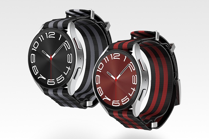 갤럭시 워치6 나토 스트랩 제품에 2개의 갤럭시 워치의 블랙, 레드 색상을 장착한 정면이 나란히 보여집니다.