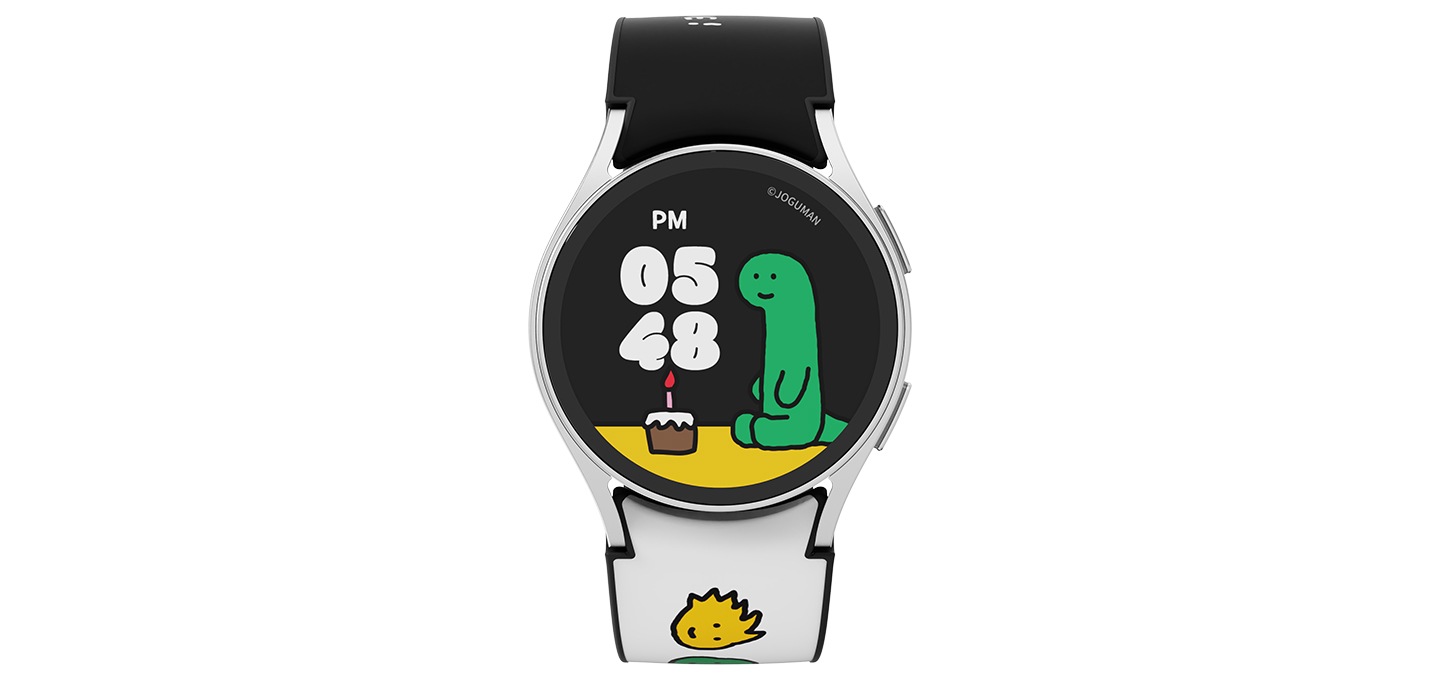 갤럭시 워치6 시리즈 조구만 스튜디오 생일 스트랩 제품에 갤럭시 워치를 장착하여 확대한 갤럭시 워치가 보여집니다. 갤럭시 워치 화면에는 갤럭시 워치6 시리즈 조구만 스튜디오 생일 스페이스가 보여집니다.