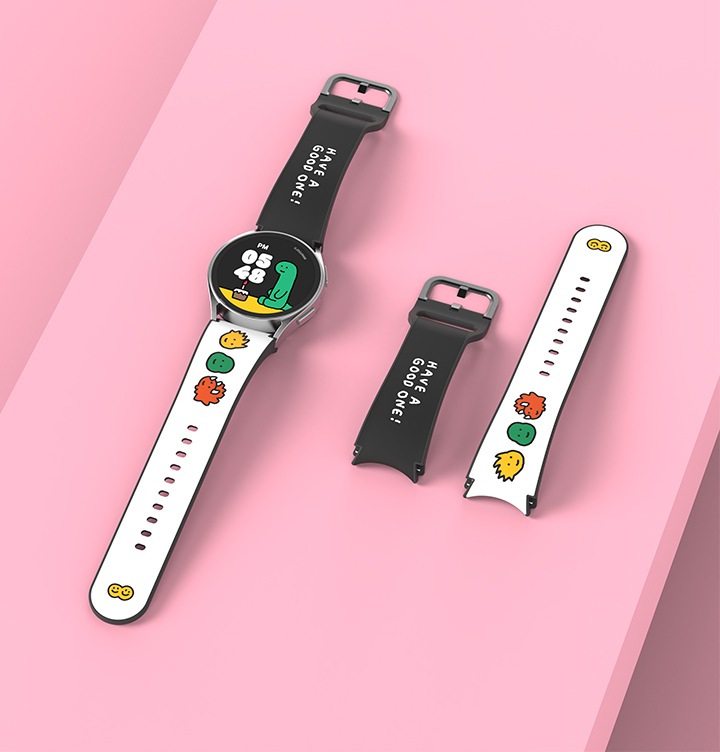 갤럭시 워치6 시리즈 조구만 스튜디오 생일 스트랩이 장착된 갤럭시 워치가 보여지며 옆에 갤럭시 워치6 시리즈 조구만 스튜디오 생일 스트랩이 보여집니다.