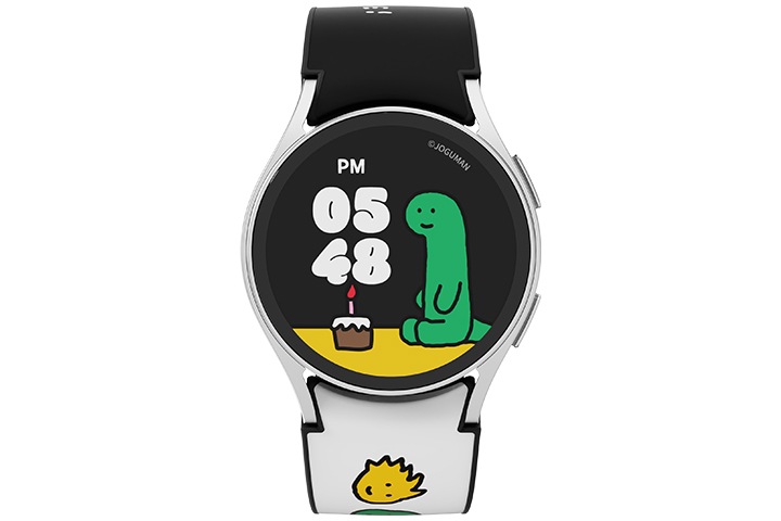 갤럭시 워치6 시리즈 조구만 스튜디오 생일 스트랩 제품에 갤럭시 워치를 장착하여 확대한 갤럭시 워치가 보여집니다. 갤럭시 워치 화면에는 갤럭시 워치6 시리즈 조구만 스튜디오 생일 스페이스가 보여집니다.