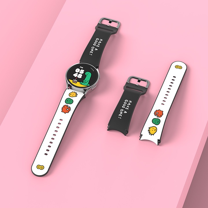 갤럭시 워치6 시리즈 조구만 스튜디오 생일 스트랩이 장착된 갤럭시 워치가 보여지며 옆에 갤럭시 워치6 시리즈 조구만 스튜디오 생일 스트랩이 보여집니다.