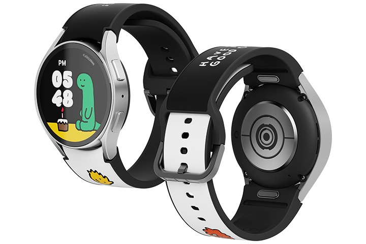 갤럭시 워치6 시리즈 조구만 스튜디오 생일 스트랩 제품에 2개의 갤럭시 워치를 각각 장착한 정면, 후면이 보여집니다.