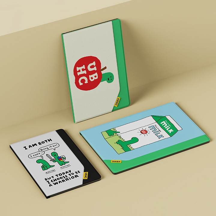 녹색의 배경이 보여집니다. 녹색 벽에 갤럭시 탭 조구만 스튜디오 엔벨롭 커버 (아이보리) 제품을 갤럭시 탭에 장착하여 벽에 기대어 보여지며 아래에는 갤럭시 탭 조구만 스튜디오 엔벨롭 커버 (화이트), (스카이 블루)를 장착한 갤럭시 탭이 보여집니다.