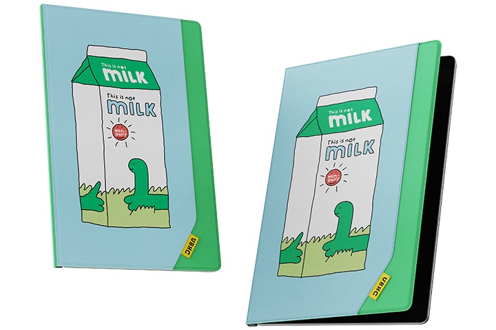 갤럭시 탭 조구만 스튜디오 엔벨롭 커버를 장착한 2개의 갤럭시 탭의 오른쪽 회전 이미지와 왼쪽 회전 이미지가 보여집니다.